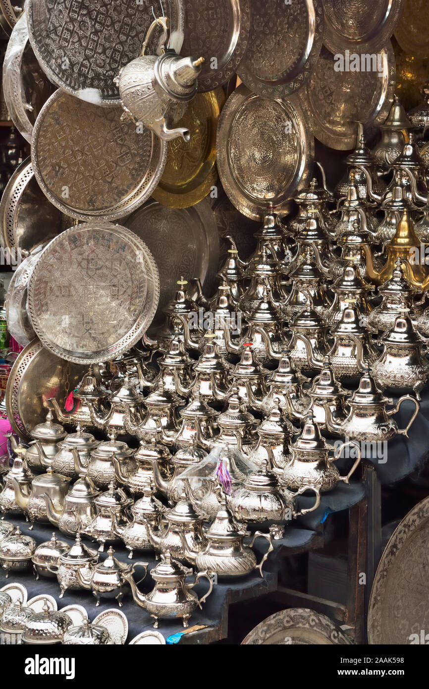 Tee Töpfe im Souk von Marrakesch. Marokko Stockfoto