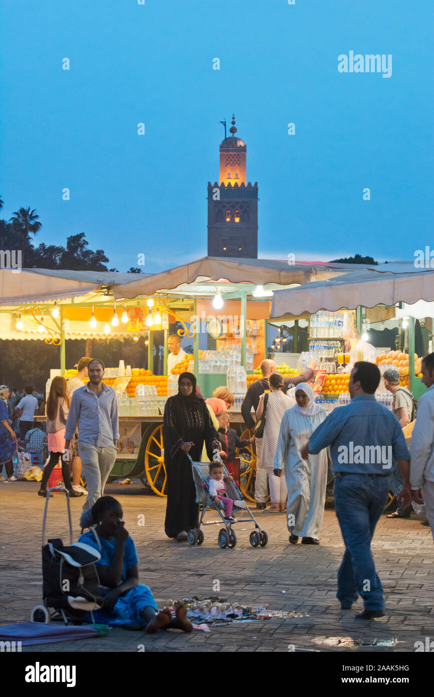 Stände, frisch gepressten Orangensaft. Djemaa el-Fna, Marrakech. Marokko Stockfoto