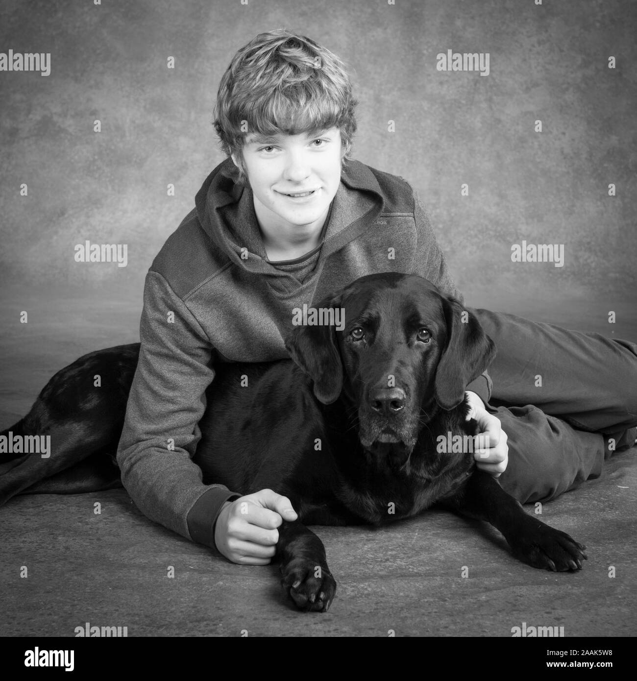 Studio Portrait von Teenager mit Labrador Dogge gemischt Hund Stockfoto