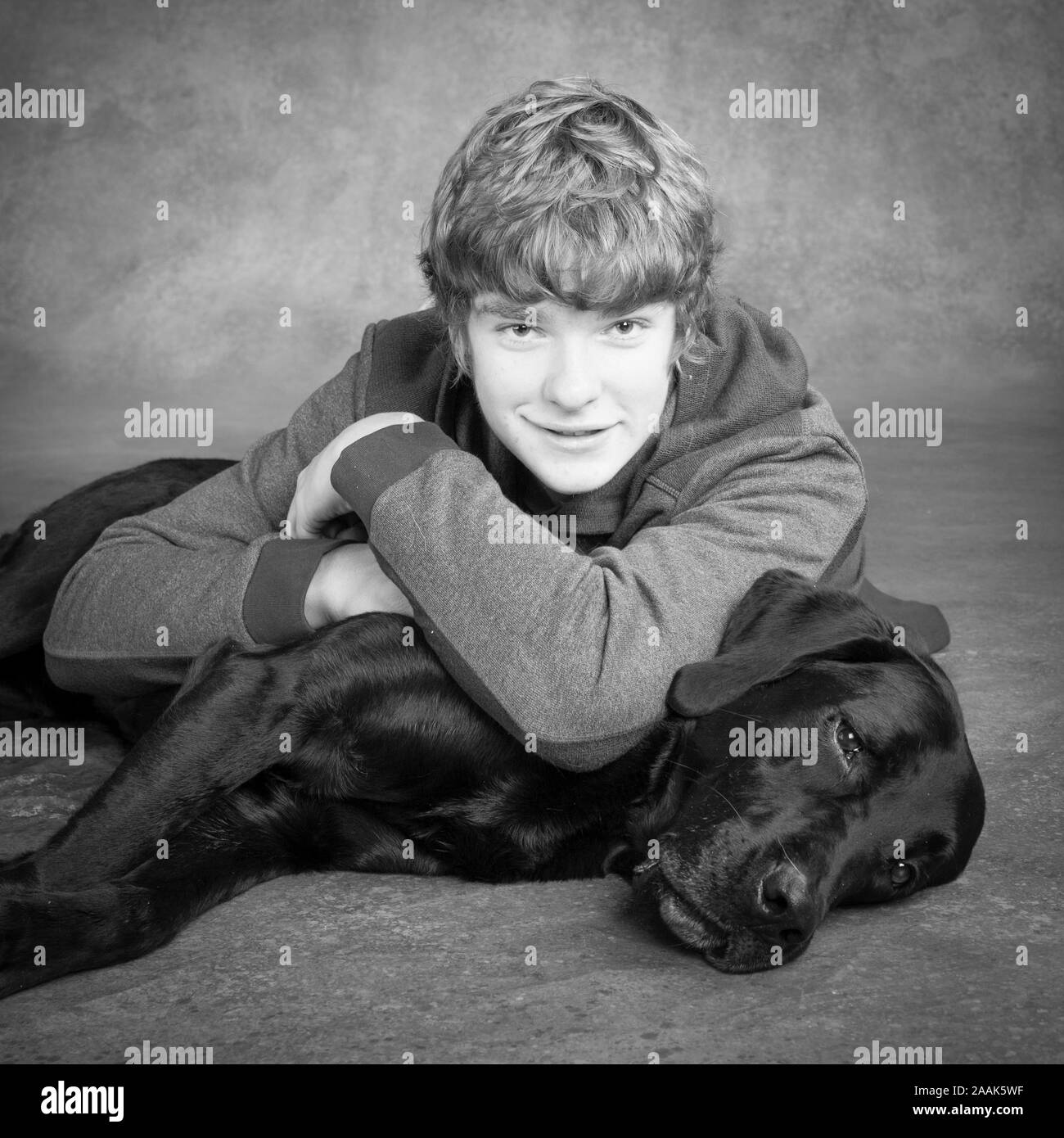 Studio Portrait von Teenager mit Labrador Dogge gemischt Hund Stockfoto