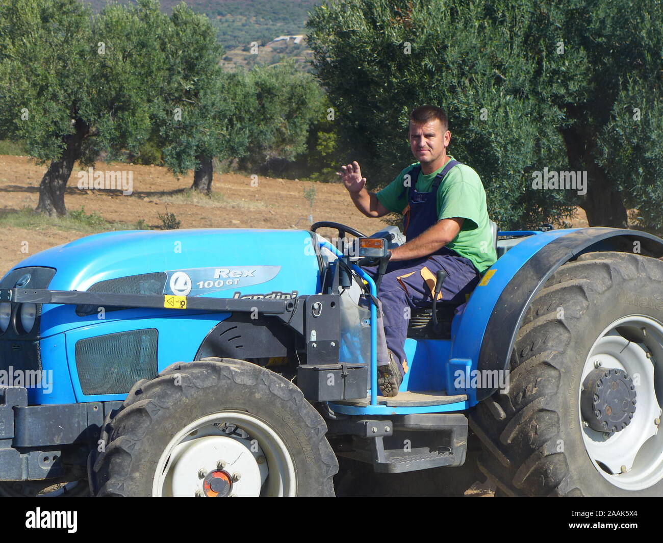 Landwirtschaft & Pflügen des Bodens in Chalkidiki, Griechenland