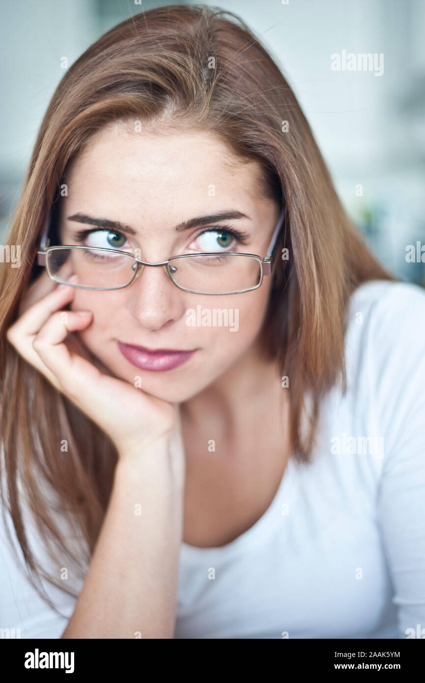 Porträt einer Brünette jugendlicher Mädchen mit Brille Stockfoto