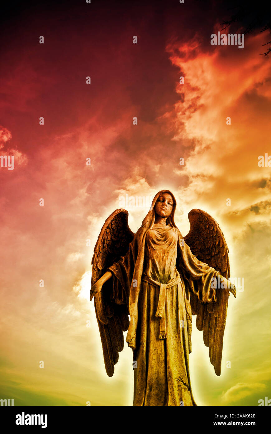 Engel Statue mit offenen Armen und göttliche Licht Stockfoto