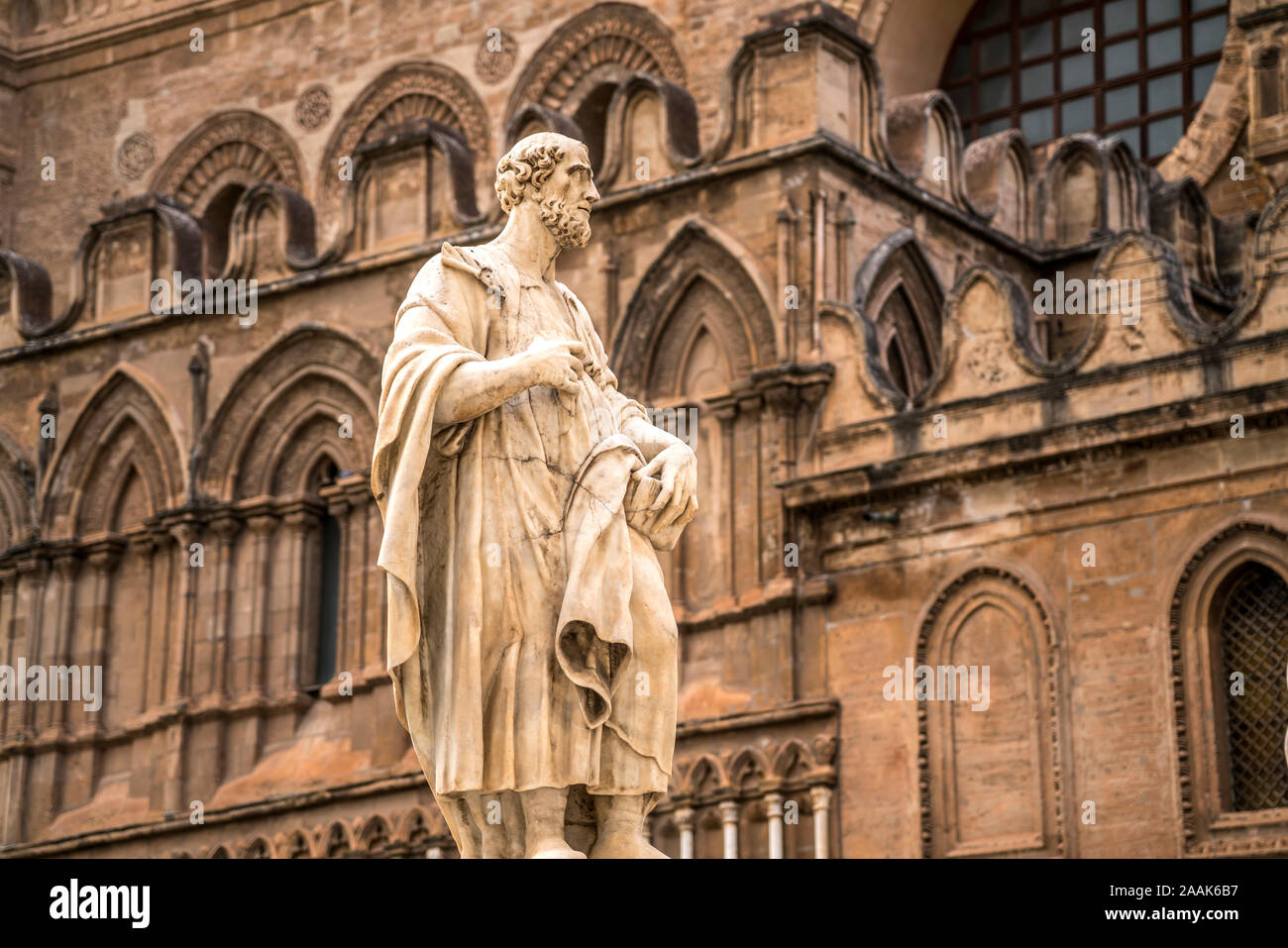 Statue der Kathedrale Maria Santissima Assunta, Palermo, Sizilien, Italien, Europa | Statue vor der Kathedrale Mariä Himmelfahrt von Vi Stockfoto