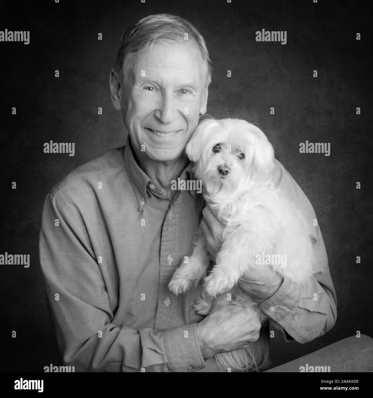Portrait von älteren Mann mit Malteser Hund Stockfoto