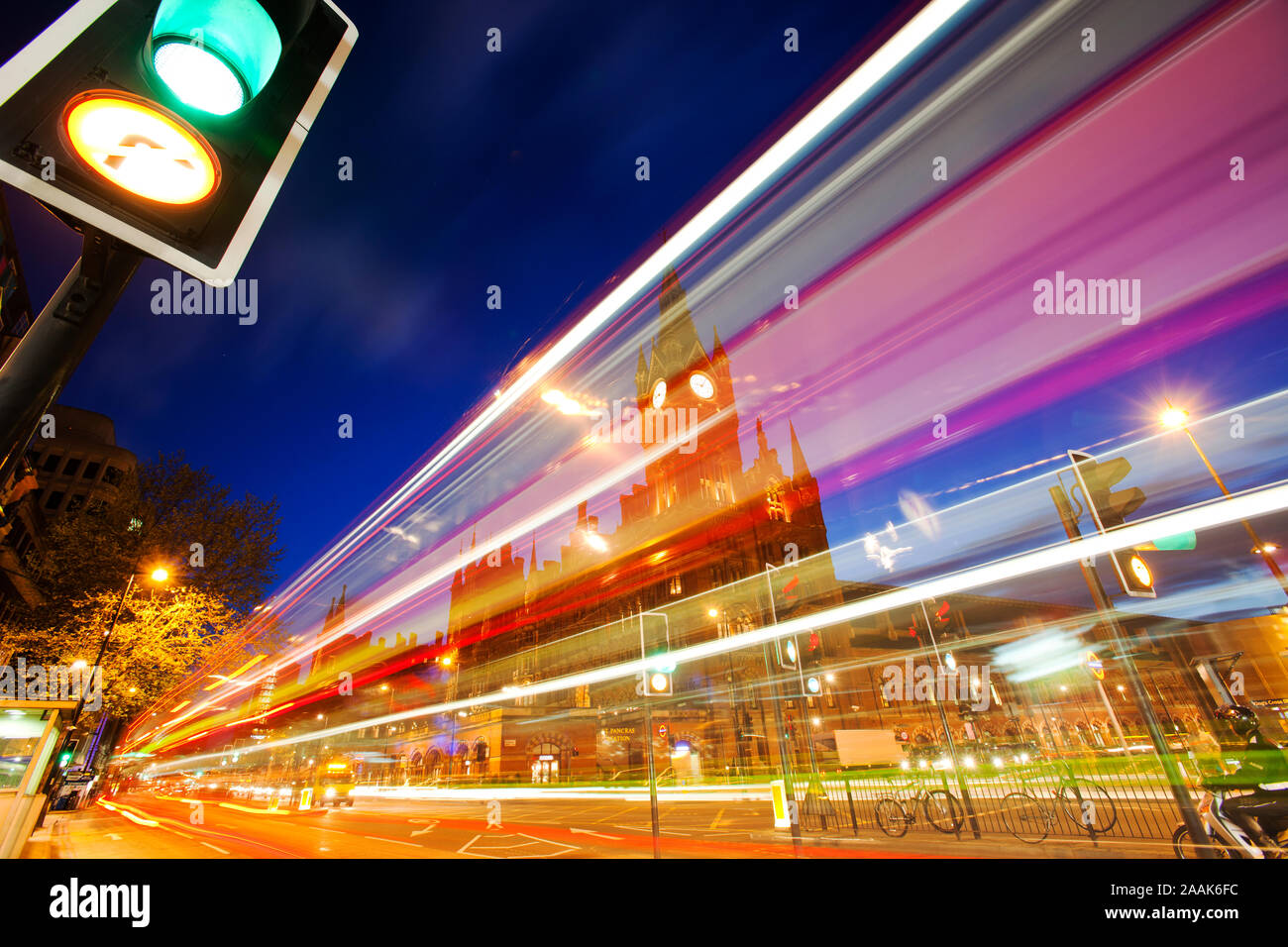 Der Verkehr auf der Euston Road vor der kultigen Bahnhof St Pancras, London, UK. Stockfoto