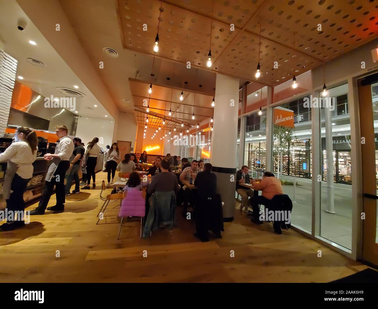 Interieur des Restaurants während der Grand opening Event bei Delarosa Restaurant im Stadtzentrum Bishop Ranch shopping Center in San Ramon, Kalifornien, 20. November 2019. Delarosa ist ein Beispiel für den Trend zu iconic San Francisco Restaurants öffnen Standorte in der reichlichen East Bay. () Stockfoto