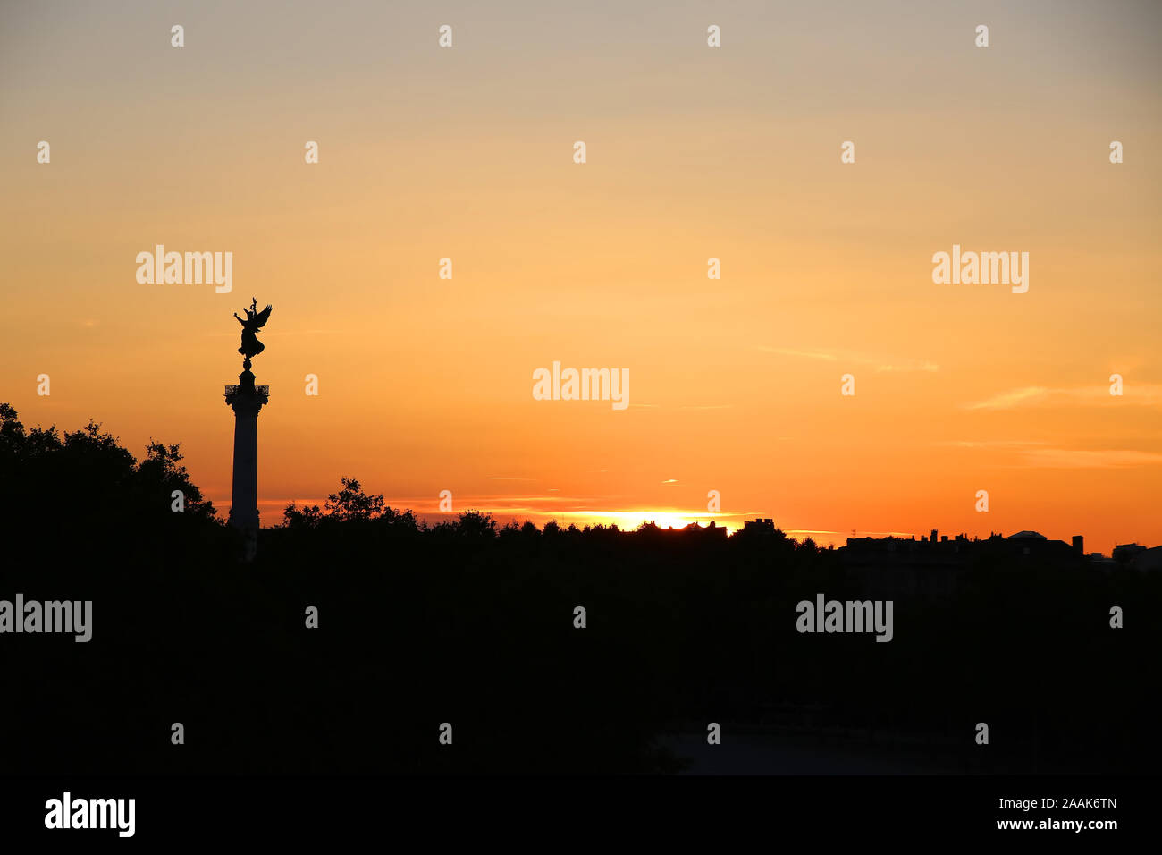 Sonnenuntergang über den Dächern der Stadt und auch die Spalte der Place des Quinconces, Bordeaux, Frankreich. Stockfoto Sonnenuntergang über den Dächern der Stadt und auch die Spalte der Place des Quinconces, Bordeaux, Frankreich. Stockfoto