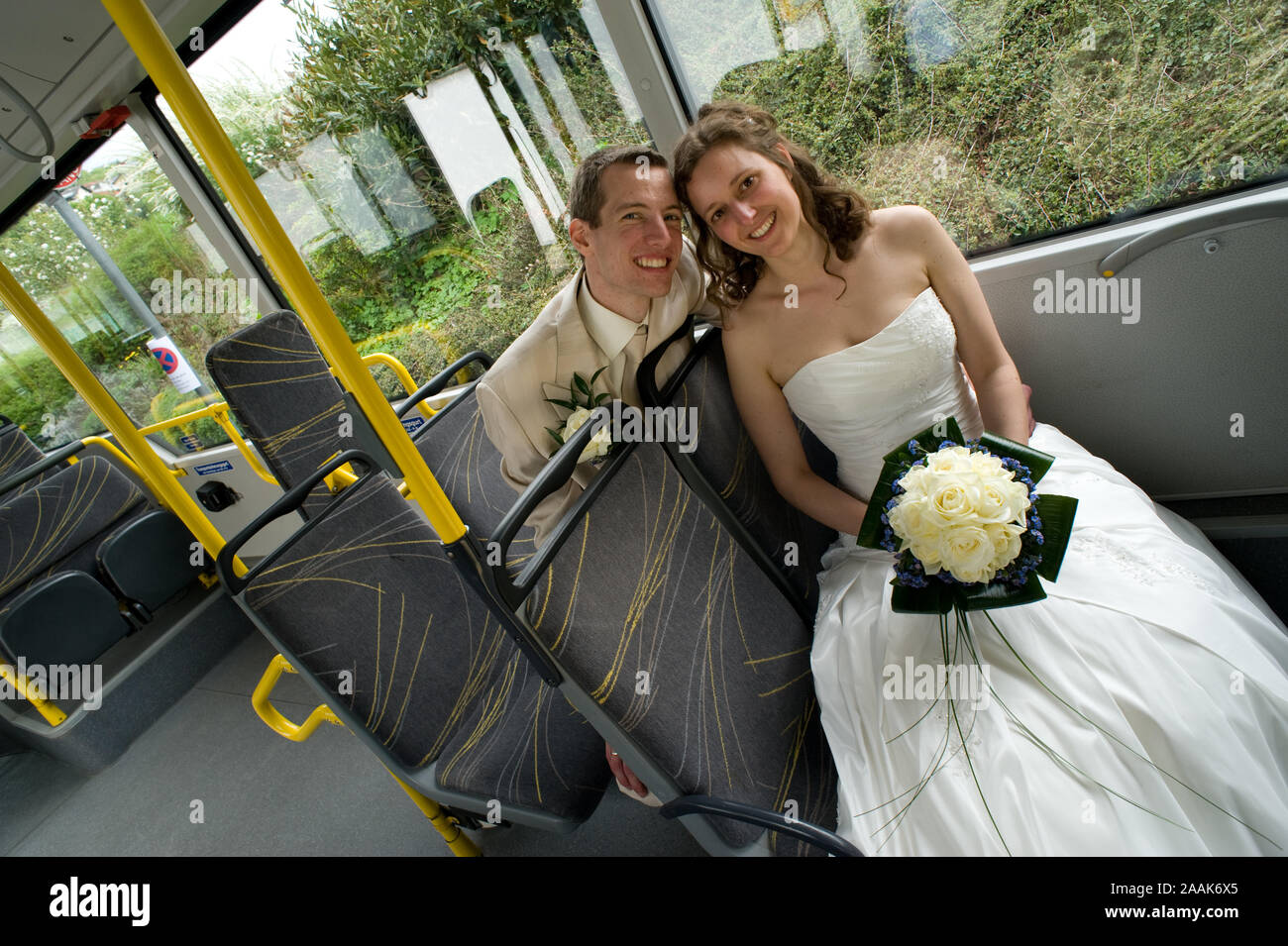 Brautpaar im Linienbus - Brautpaar am Bus Stockfoto