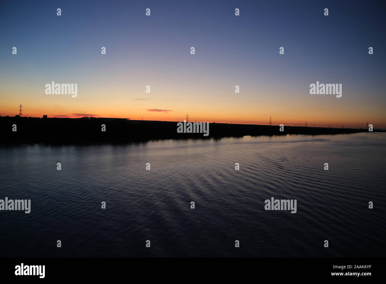 Sonnenuntergang an den Ufern der Garonne, nord-westlich der Stadt Bordeaux, Frankreich. Stockfoto