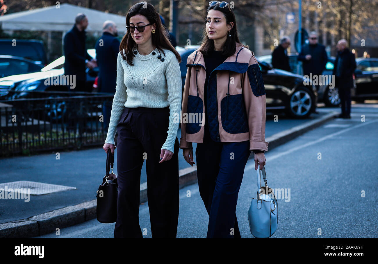 Mailand, Italien - 22. Februar 2019: Sylvia Haghjoo und Julia Haghjoo auf der Straße, die im Rahmen der Mailänder Modewoche. Stockfoto