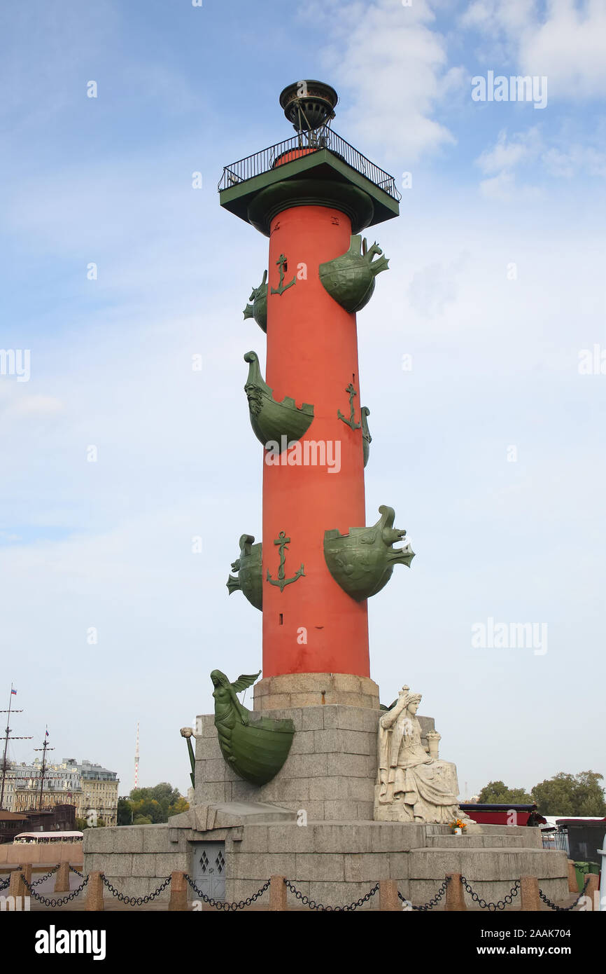 Rostrasäulen, die dorischen Säulen auf einem Granitsockel und tiefen Terra Cotta rot Stuck und mit bronze Anker und vier Paar Bronze dekoriert Stockfoto