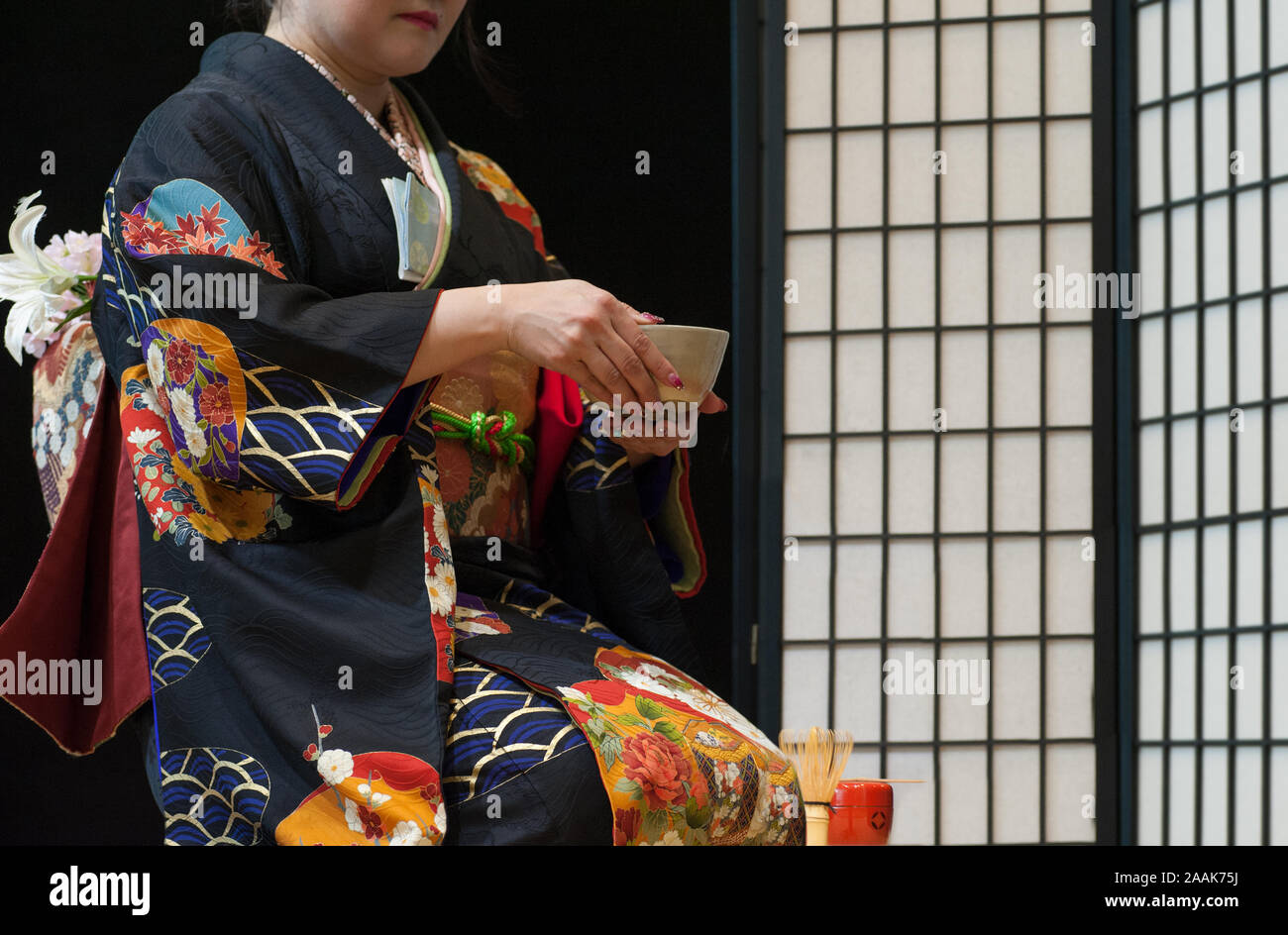 Japanische Frau im traditionellen Kimono, während der Teezeremonie. Stockfoto