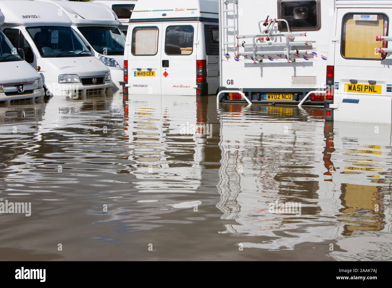Reisemobile in Tewkesbury überflutet. Am Freitag, den 20. Juli 2007 Bis 5 Zoll Regen fielen über die zentralen und südlichen England auf bereits gesättigten gr Stockfoto