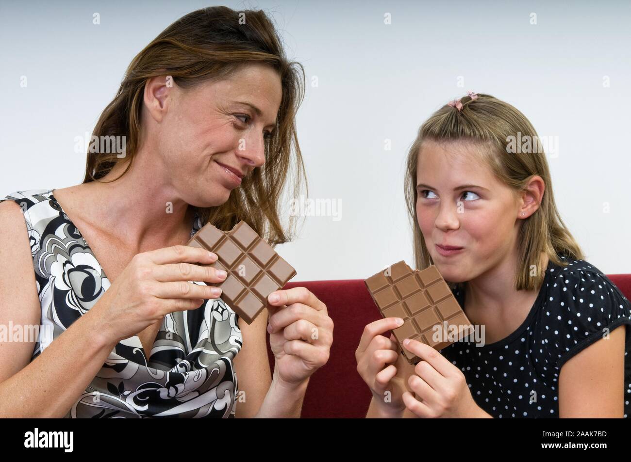 Mutter und Tochter essen Schokolade - Mutter und Tochter Schokolade essen Stockfoto