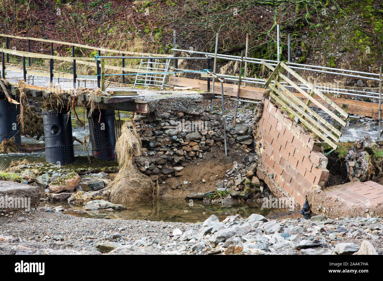 Abschneiden. Niedrige Bridge End Farm in St Johns im Tal, in der Nähe von Keswick, Lake District, England, mit Ihrem Access Bridge durch die Überschwemmungen vom Sturm des zerstört Stockfoto
