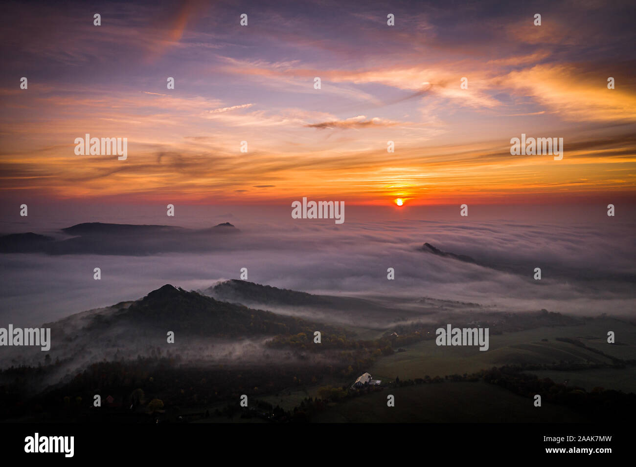 Oltarik ist eine Burg auf dem Hügel mit dem gleichen Namen in der Ceske Stredohori Berge ruinieren. Es erhebt sich über dem Dorf Dekovka zehn Kilometer. Stockfoto