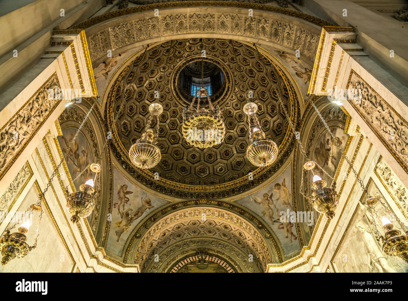 Leuchter unter der Kuppel der Kathedrale Maria Santissima Assunta, Palermo, Sizilien, Italien, Europa | Kuppel der Kathedrale Mariä Himmelfahrt o Stockfoto