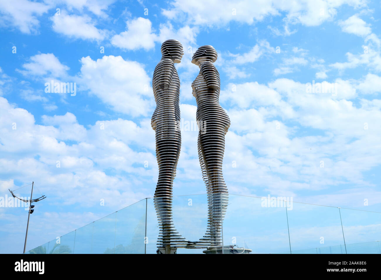 Die beweglichen Liebhaber Skulptur von Ali und Nino gegen Vibrant Blue bewölkter Himmel von Batumi, Adscharien Region, Georgien Stockfoto