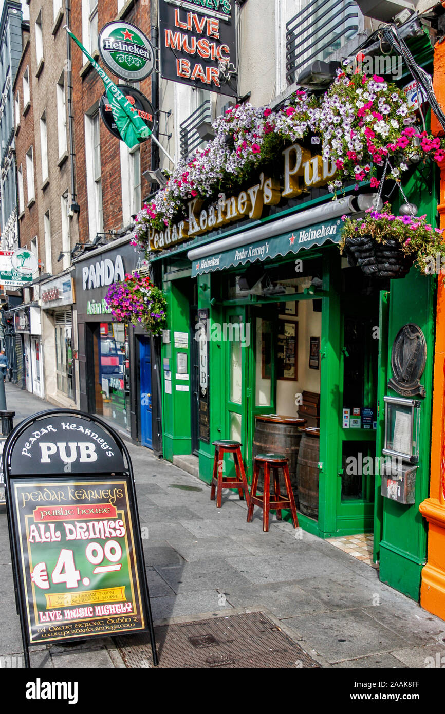 Straßenszene in Dublin. Berühmte Irish Pub im historischen Teil der Stadt. Stockfoto