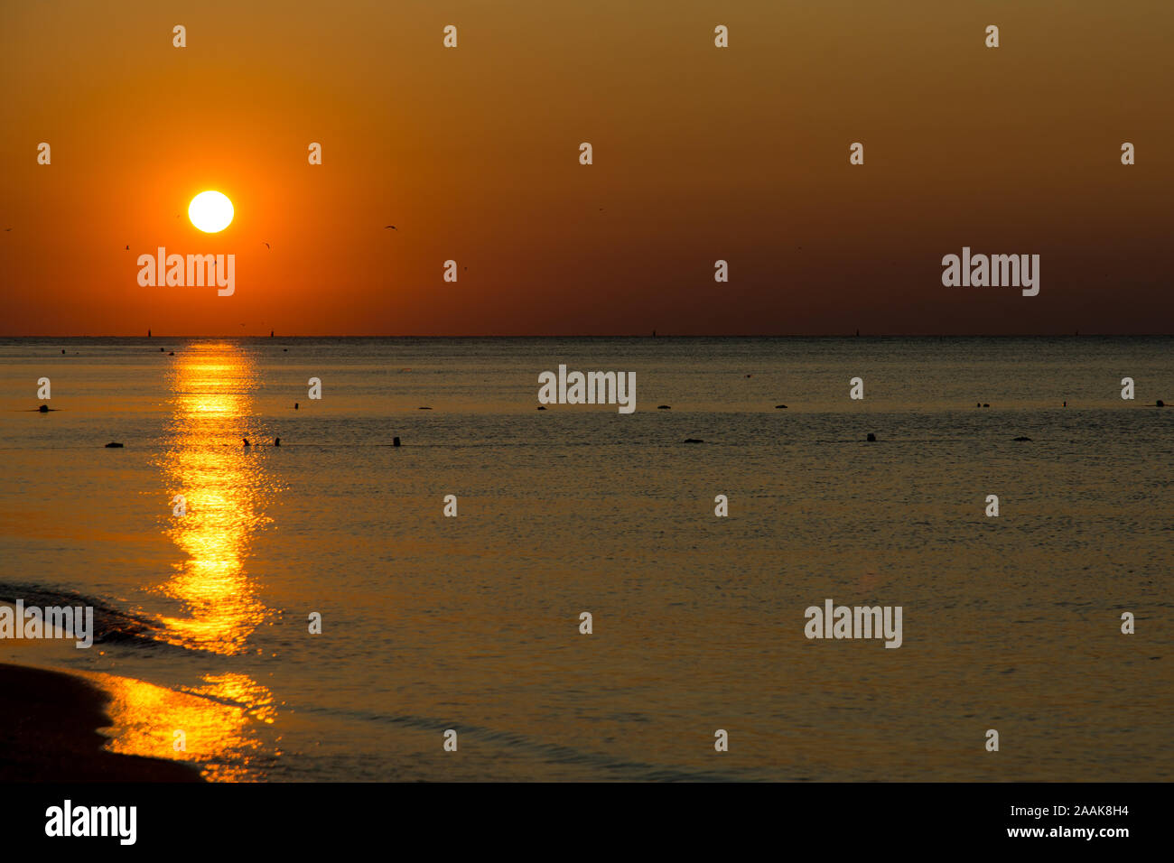 Ruhige Szene von Sonnenaufgang am Meer Stockfoto