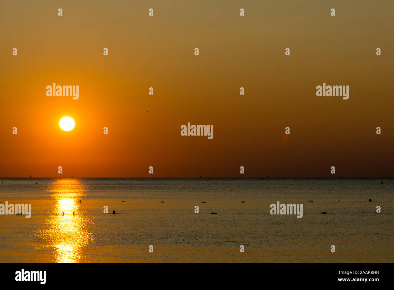 Ruhige Szene von Sonnenaufgang am Meer Stockfoto