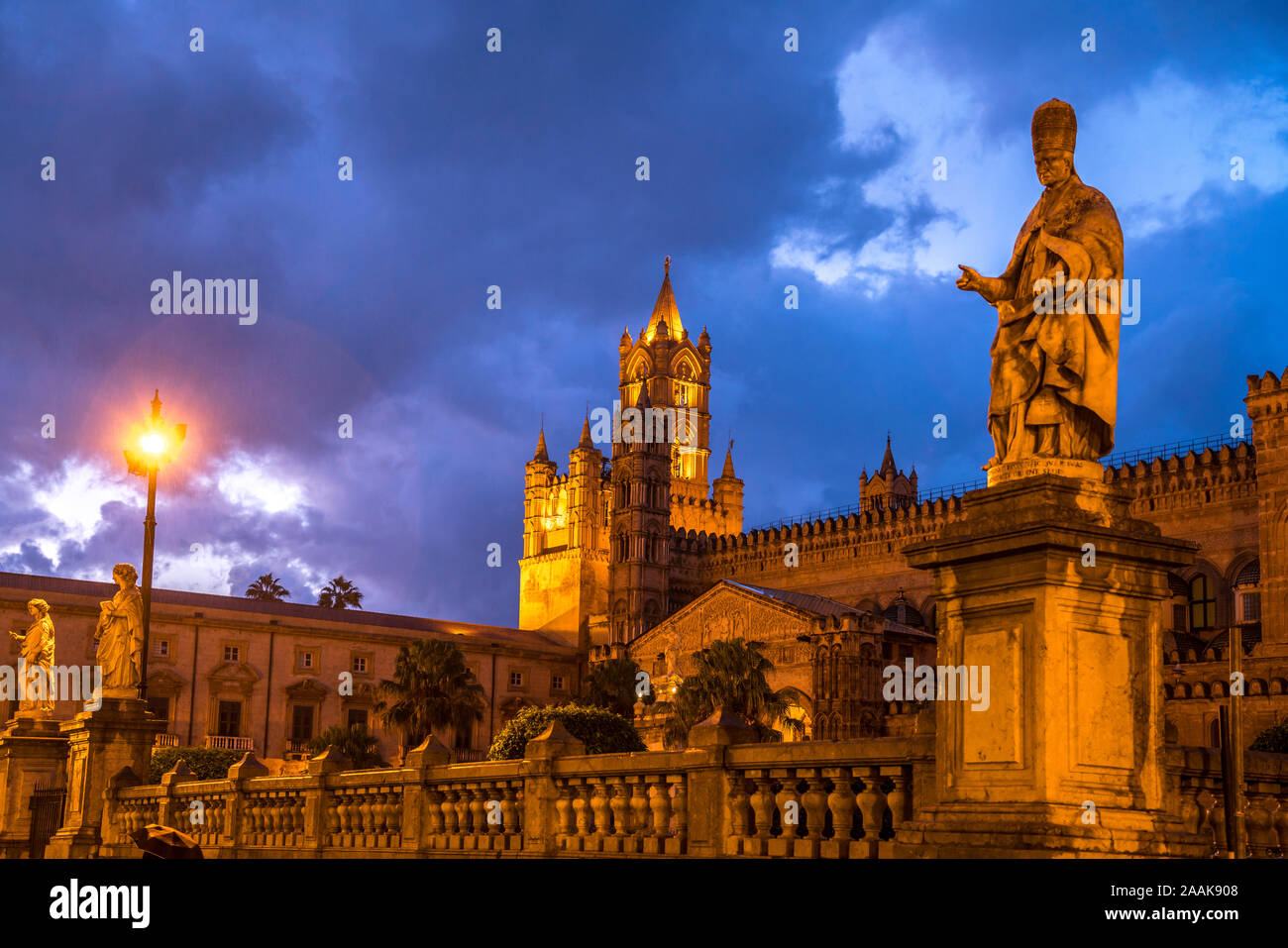 Statue der Kathedrale Maria Santissima Assunta in der Abenddämmerung, Palermo, Sizilien, Italien, Europa | Statue vor der Kathedrale o Stockfoto