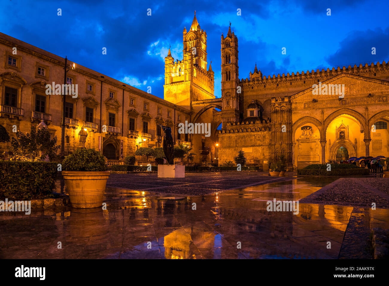 Kathedrale Maria Santissima Assunta in der Abenddämmerung, Palermo, Sizilien, Italien, Europa | Kathedrale der Himmelfahrt der Jungfrau Maria in der Dämmerung, Stockfoto