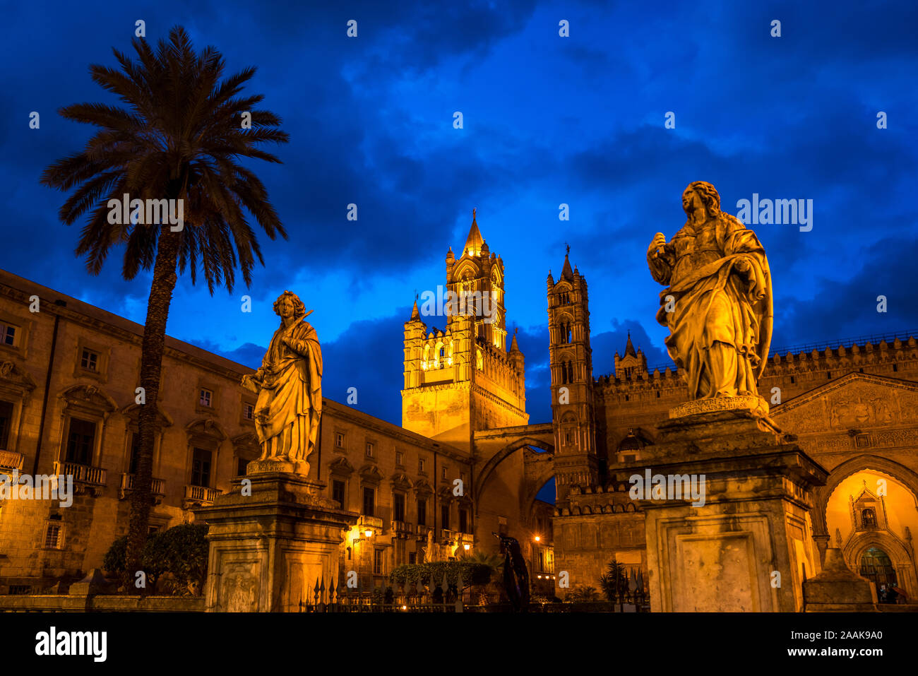 Statuen der Kathedrale Maria Santissima Assunta in der Abenddämmerung, Palermo, Sizilien, Italien, Europa | Statuen vor der Kathedrale Stockfoto
