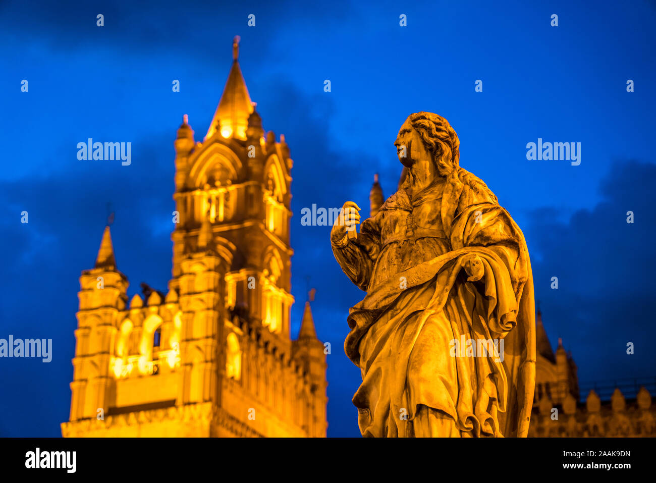 Statue der Kathedrale Maria Santissima Assunta in der Abenddämmerung, Palermo, Sizilien, Italien, Europa | Statue vor der Kathedrale o Stockfoto