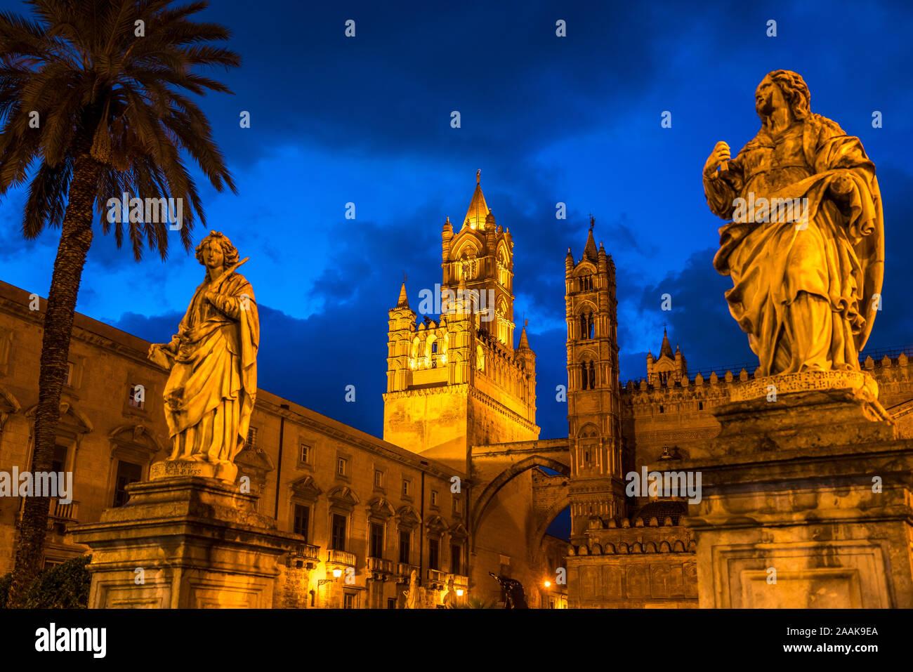 Statuen der Kathedrale Maria Santissima Assunta in der Abenddämmerung, Palermo, Sizilien, Italien, Europa | Statuen vor der Kathedrale Stockfoto
