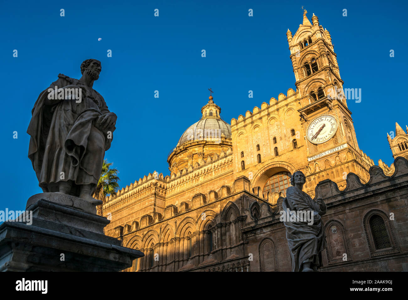 Statue der Kathedrale Maria Santissima Assunta, Palermo, Sizilien, Italien, Europa | Statue vor der Kathedrale Mariä Himmelfahrt von Vi Stockfoto