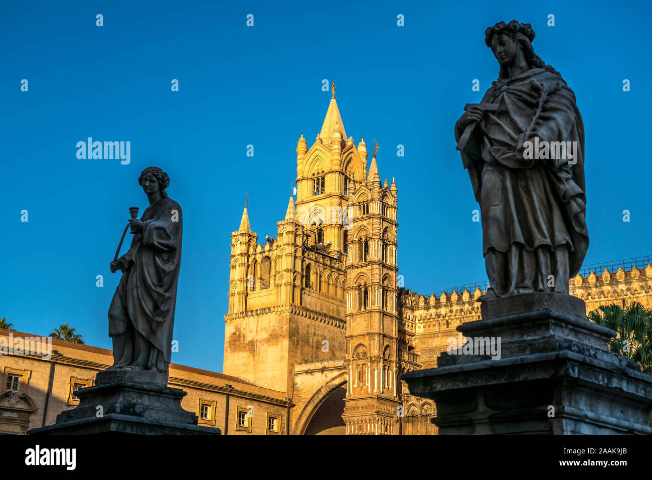 Statuen der Kathedrale Maria Santissima Assunta, Palermo, Sizilien, Italien, Europa | Statuen vor der Kathedrale Mariä Himmelfahrt Stockfoto