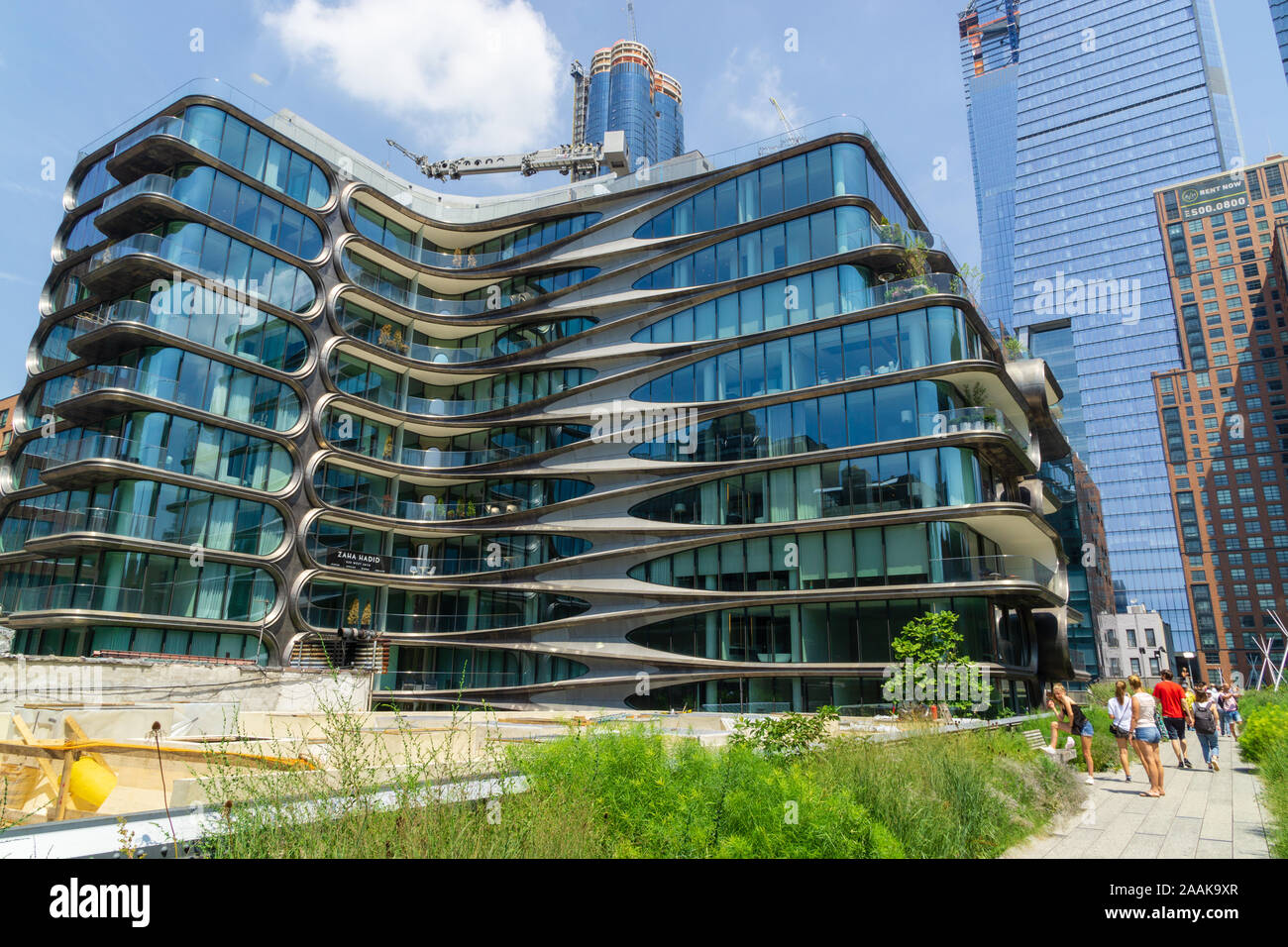 New York, USA - 20. August 2018 Blick auf die 520 West 28. Straße Kondominiumwohnsitze von Architektin Zaha Hadid entlang der High Line entwickelt. Stockfoto