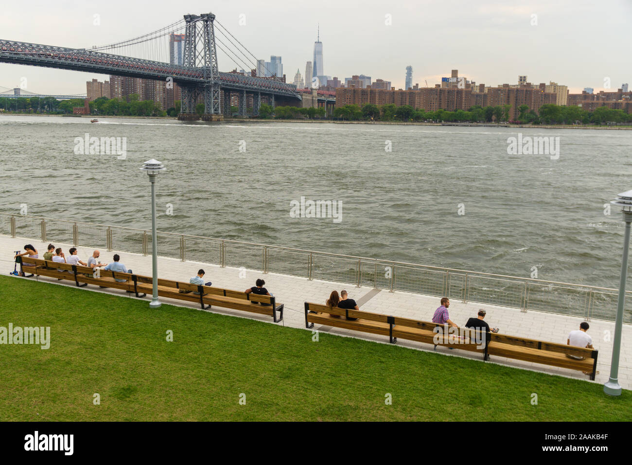 New York, USA - 20. August 2018: Domino Park am späten Nachmittag öffentlicher Park in der Nähe von Williamsburg in Brooklyn, New York City. Stockfoto