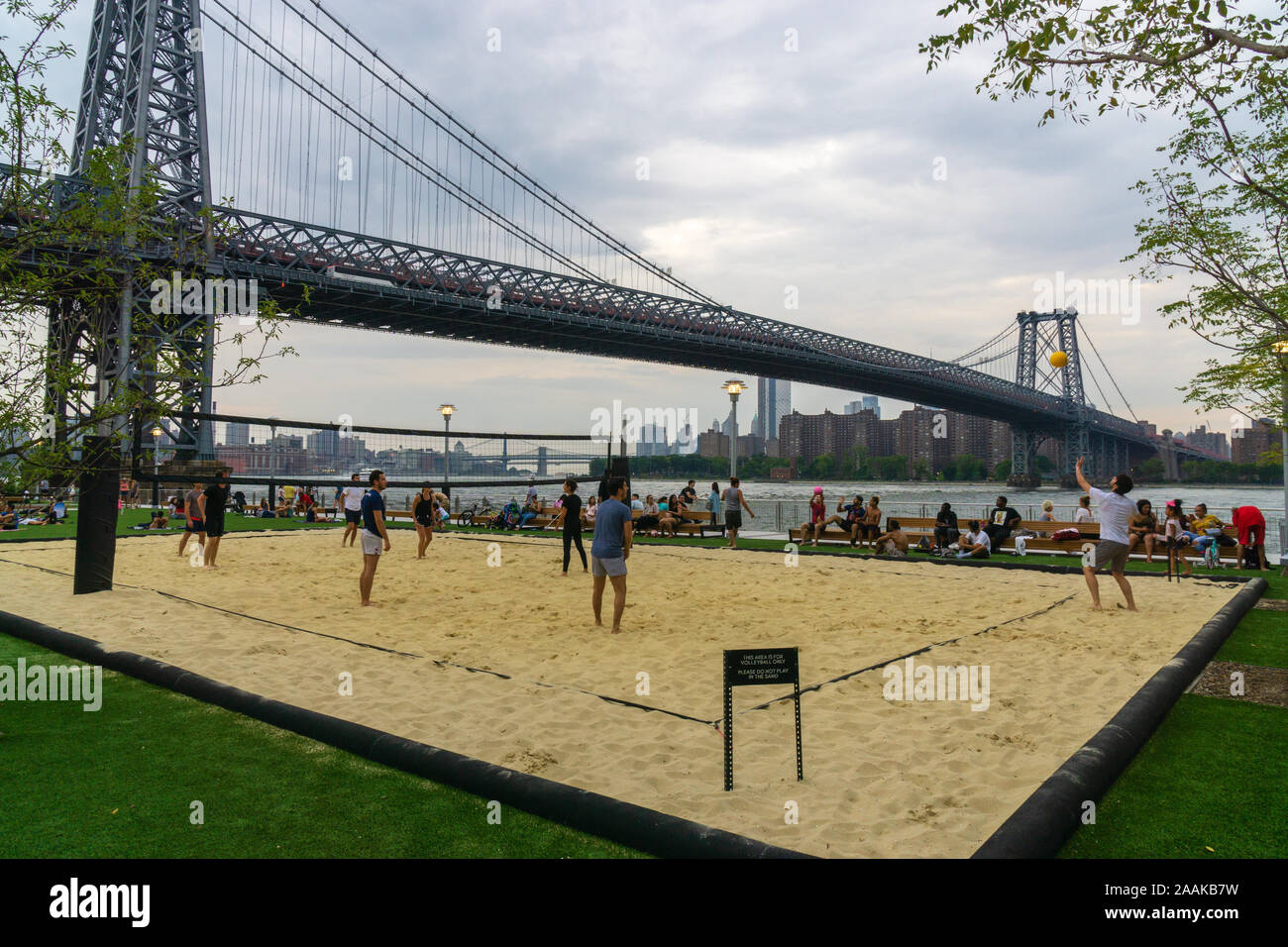 New York, USA - 20. August 2018: Einige Jungen spielen Volleyball in Domino Park, Williamsburg Nachbarschaft von Brooklyn, New York City Stockfoto