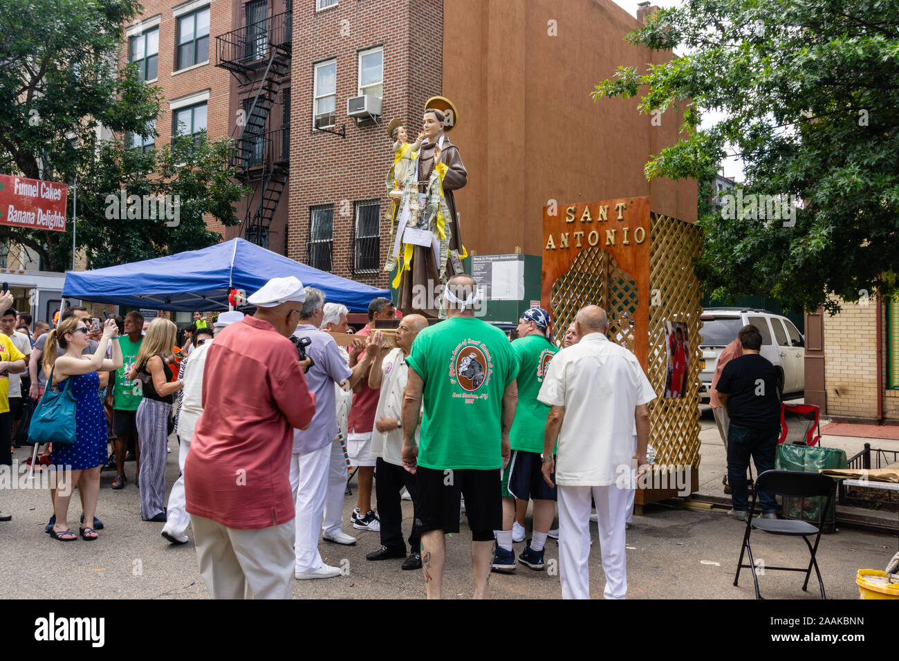 New York, USA - 12. August 2018: Die giglio Fest im East Harlem, Brooklyn statt, vor Unserer Lieben Frau auf dem Berg Karmel Kirche Stockfoto