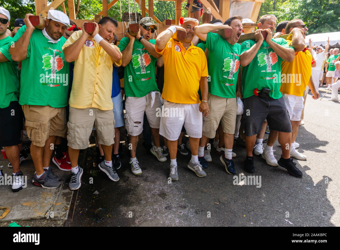 New York, USA - 12. August 2018: Die giglio Fest im East Harlem, Brooklyn statt, vor Unserer Lieben Frau auf dem Berg Karmel Kirche Stockfoto