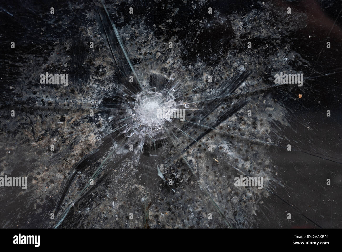 Risse in einem Fenster Glas aus einem Bullet-up schließen Stockfoto