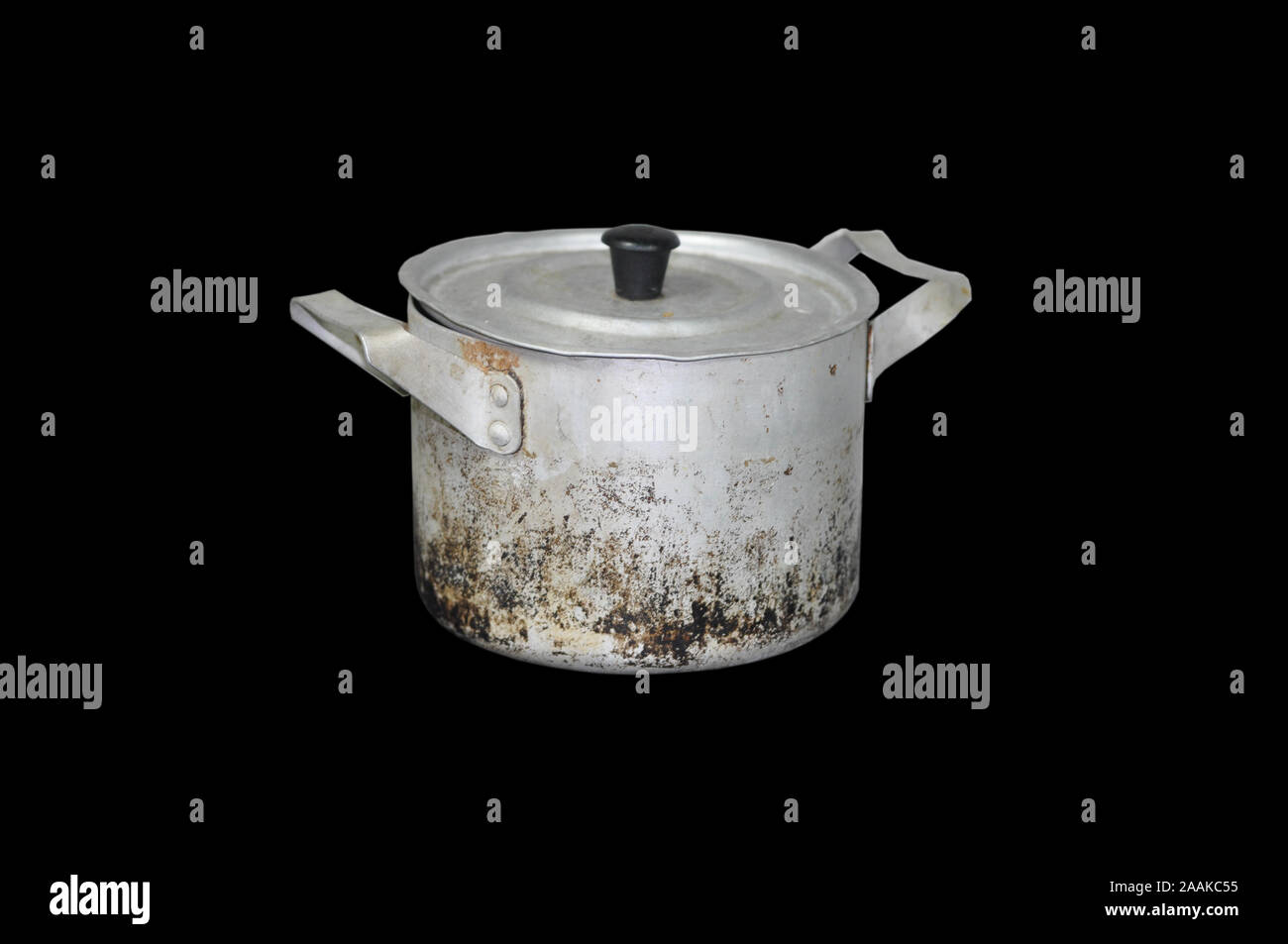 Alt, dreckig Aluminium Pfanne. Auf schwarzem Hintergrund isolieren Stockfoto