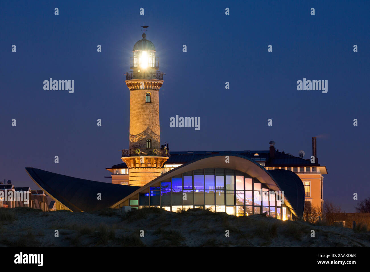 Leuchtturm und Teepott in Bauhausstile in der Nacht gebaut, Warnemünde/Rostock, Mecklenburg-Vorpommern / Mecklenburg-Vorpommern, Deutschland Stockfoto