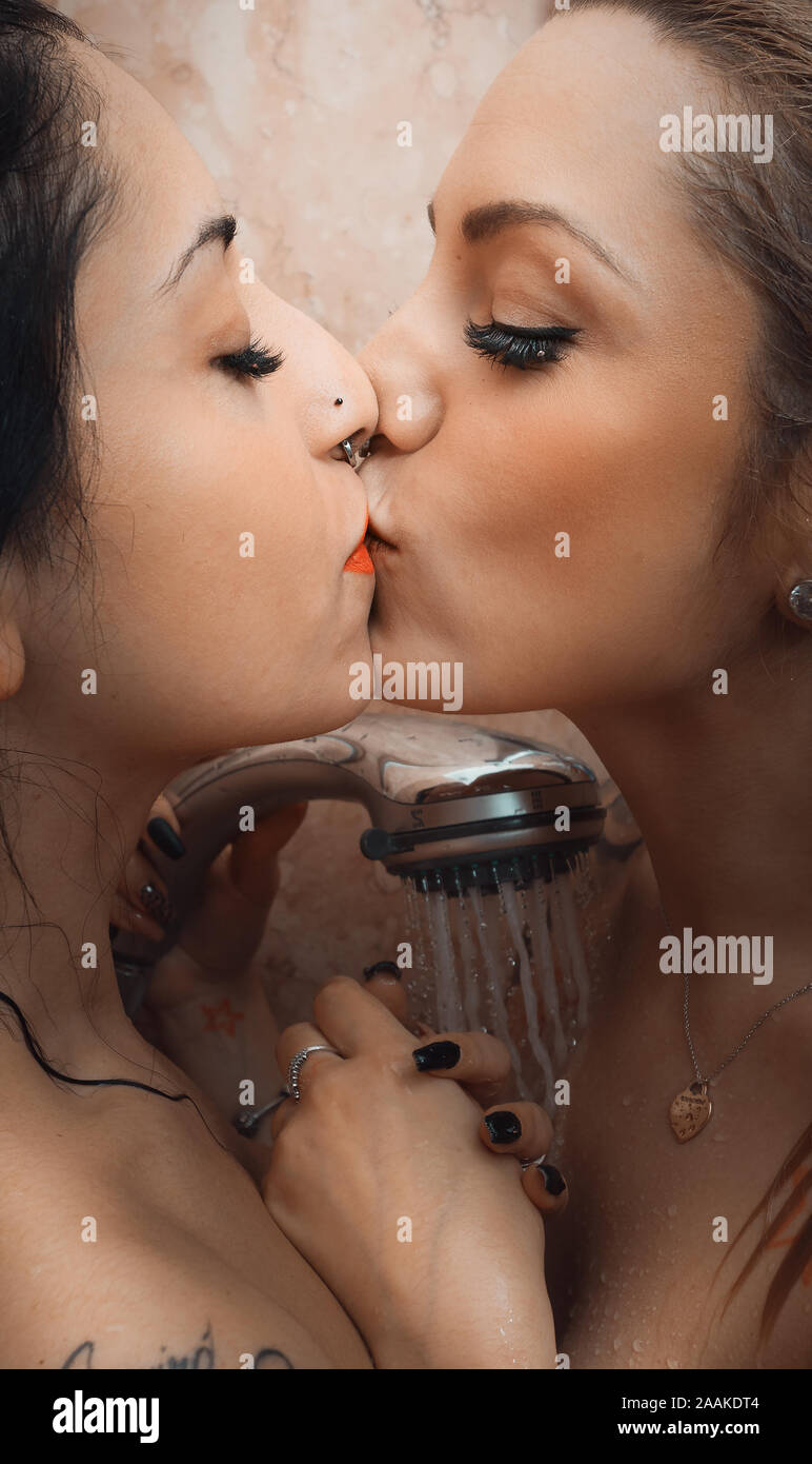 Leidenschaftlichen Kuss zwischen zwei Frauen Stockfoto
