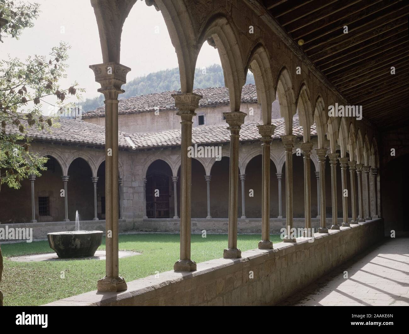 CLAUSTRO BÜRGERMEISTER - SIGLO XIV. Lage: Monasterio. SAN JUAN DE LAS ABADESAS. GERONA. Spanien. Stockfoto