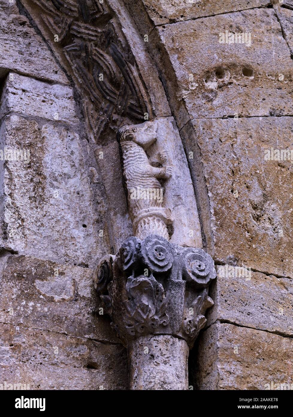 Las MEJORES ARCO DE LA PUERTA. Lage: MONASTERIO DE SAN PEDRO. BESALU. GERONA. Spanien. Stockfoto