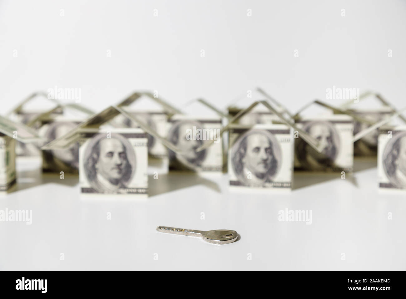 Schlüssel mit Häusern der Dollar in der zweiten Amtszeit gemacht auf weißem Hintergrund Stockfoto