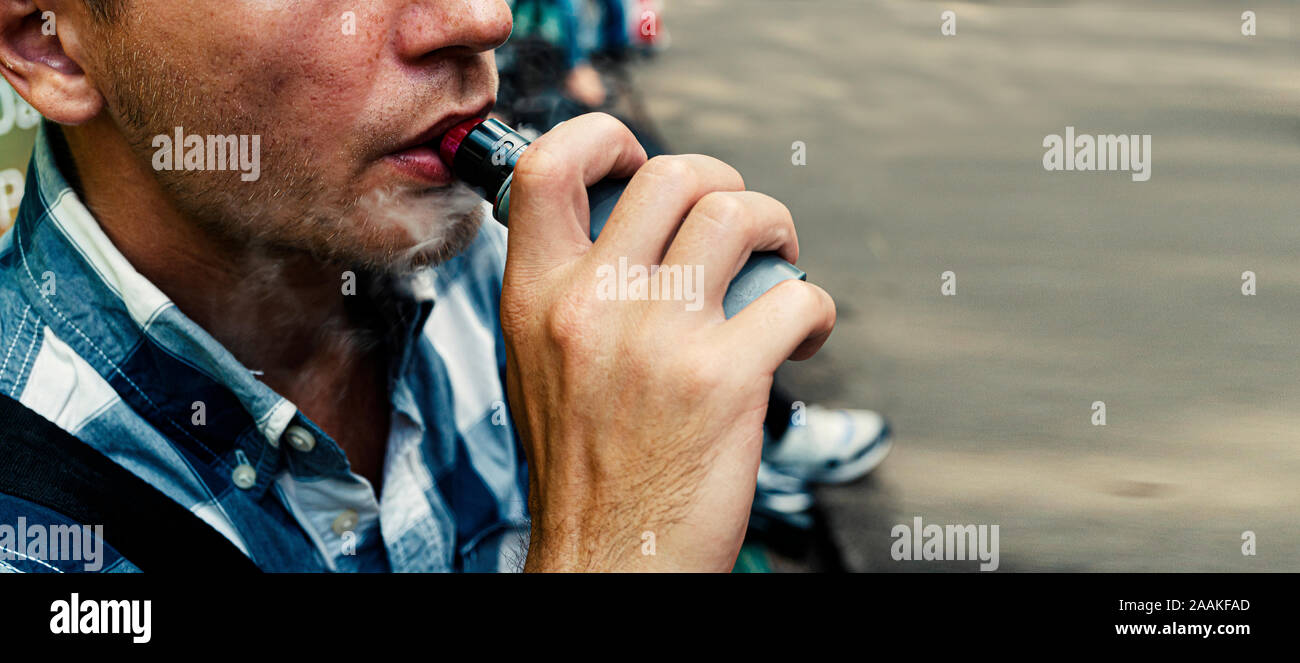 Vape in der hand -Fotos und -Bildmaterial in hoher Auflösung – Alamy