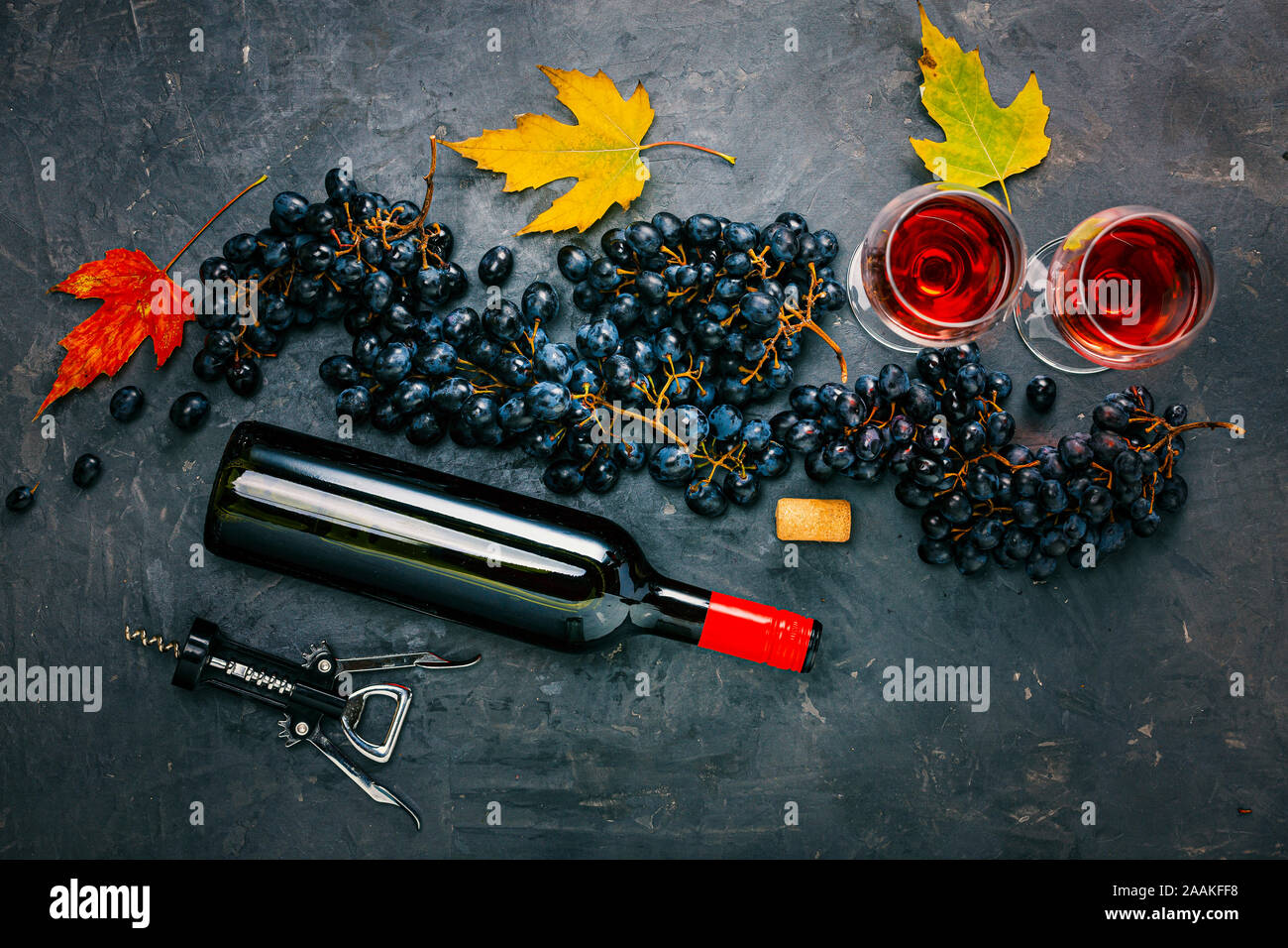 Konkrete zurück, Blätter, Karte Mockup, Weingut Wein, zwei Gläser, Flach, rustikal Stockfoto