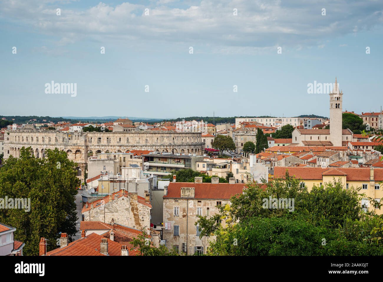 Blick auf das historische Zentrum und Amphitheater von Pula aus der Burg, venezianische Festung, Istrien, Kroatien. Stockfoto