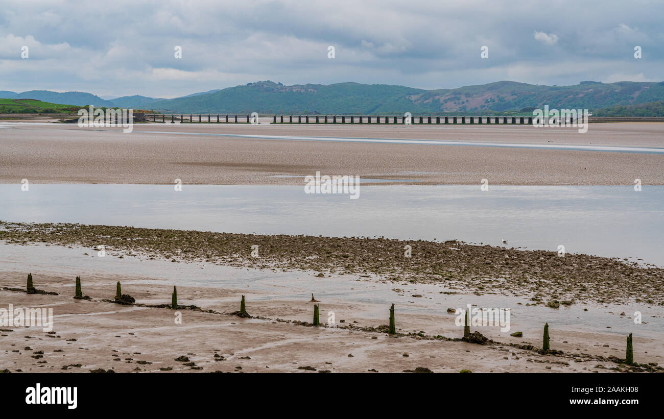 Ebbe in Morecambe Bay mit Leven Viadukt im Hintergrund, von Canal Foot, Cumbria, England, UK gesehen Stockfoto