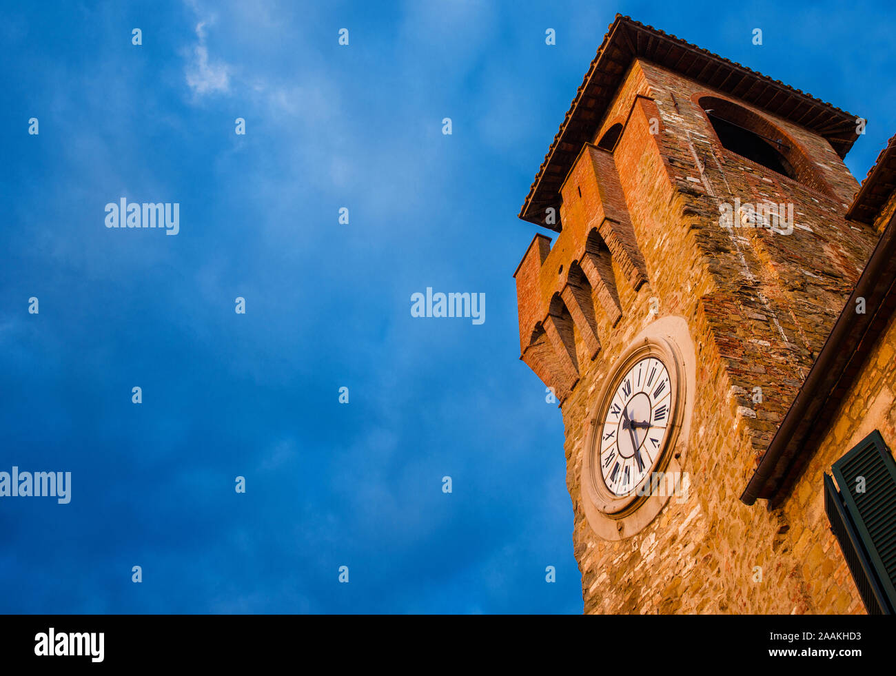 Passignano sul Trasimeno Old Clock Tower, ein Wahrzeichen der Stadt (mit Kopie Raum) Stockfoto